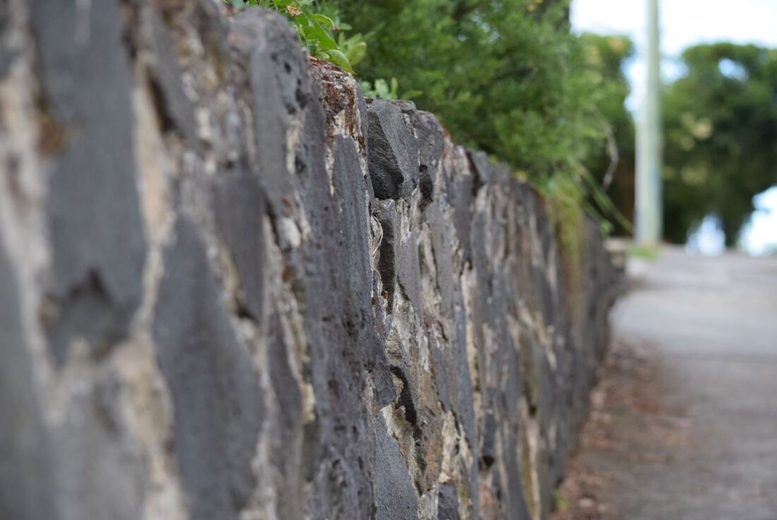 Stone concrete retaining wall